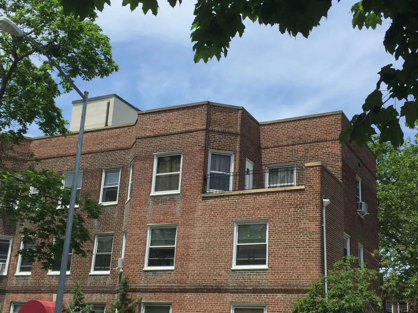 $2,325 / 1br - 900ft2 - 900 sf with Private Brick Terrace Apt (Kew Garden Hills)