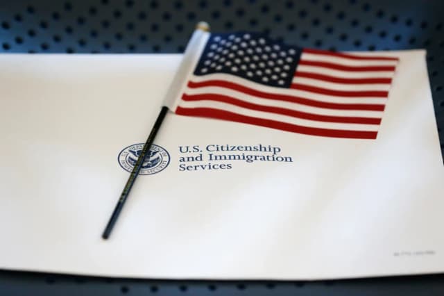 Hükümetten savunmasız göçmen gençler için deportasyon koruma programının yeniden başlaması emri